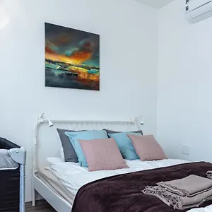 https://amphora-luxury-apartment-with-private-parking-and-cozy-balcony.inbudapesthotels.com